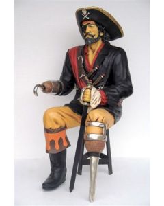 Piratencaptain sitzend lebensgroß