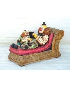 Clown auf Rattan Couch verkleinert