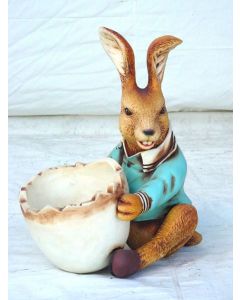 Osterhase mit Eierschüssel lebensgroß