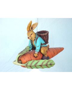 Osterhase auf Karotte lebensgroß