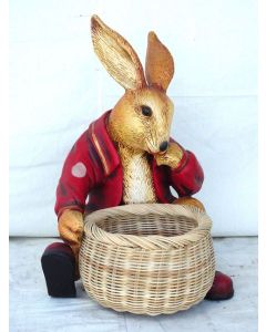 Nachdenklicher Osterhase mit Körbchen lebensgroß