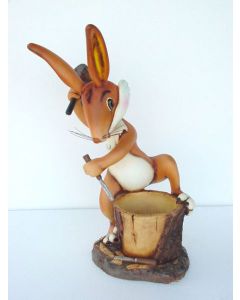 Osterhase Modern schnitzend vergrößert