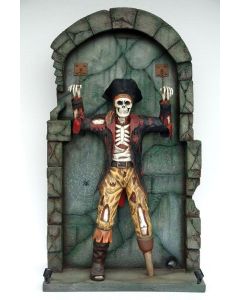 Piratenskelett an Mauer lebensgroß