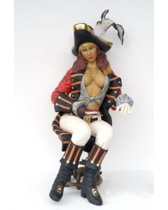 Piratenfrau sexy sitzend lebensgroß