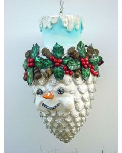 Schneemann als Tannenzapfen lebensgroß