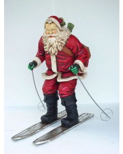 Weihnachtsmann auf Skier lebensgroß