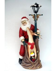 Weihnachtsmann mit Rentier unter Laterne lebensgroß