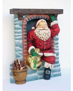 Weihnachtsmann kommt durch Kamin lebensgroß