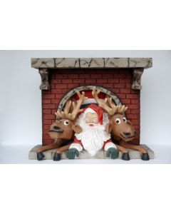 Weihnachtsmann mit Rentieren im Kamin lebensgroß