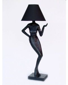 große moderne Stehlampe als Frauenfigur schwarz / Lady Lampe vergrößert