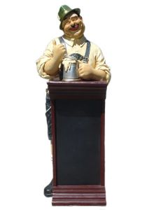 Biergarten Alois mit Angebotstafel lebensgroß