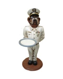Hund Bulldogge als Admiral lebensgroß