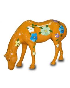 Modernes Pferd mit dekorativer Blumenbemalung orange lebensgroß