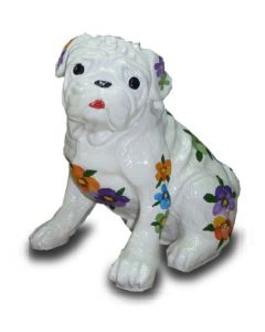 Mops weiß mit dekorativer Blumenbemalung lebensgroß