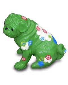Mops grün mit dekorativer Blumenbemalung modern lebensgroß