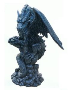 Gothischer Drache auf Felshaufen verkleinert