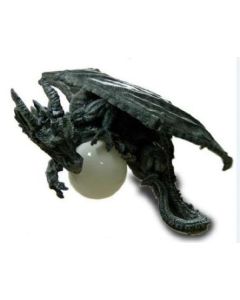 Fliegender Drache mit Glassball als Lampe verkleinert