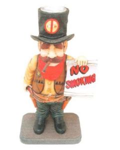 Cowboy mit Aschenbecher im Hut und *No-Smoking* Schild verkleinert