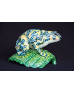 großer Frosch auf Blatt im Mosaikdesign vergrößert