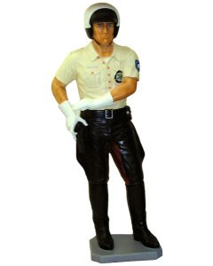 Policeman lebensgroß mit Waffe lebensgroß