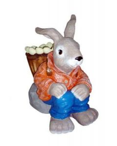 Hase hockend mit Korb lebensgroß