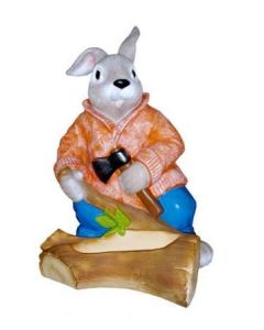 Hase mit Baumstamm als Pflanzgefäß lebensgroß