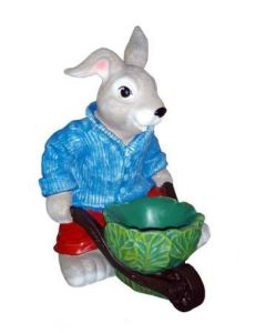 Hase laufend mit Schubkarre als Pflanzgefäß vergrößert