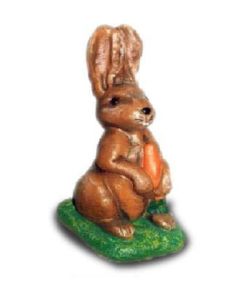 Osterhase mit Mohrrübe lebensgroß