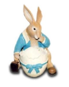 Osterhase mit Eierschale als Gefäß lebensgroß