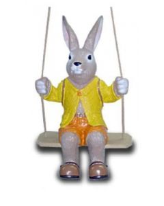 Osterhase auf Schaukel lebensgroß