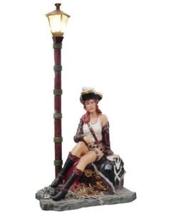Angekettete Piratenlady unter Laterne verkleinert