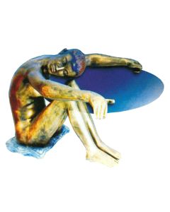 Glastisch mit sitzender Figur lebensgroß