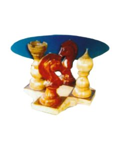 Glastisch mit Schachfiguren verkleinert