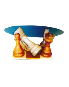 Glastisch mit Schachfiguren verkleinert