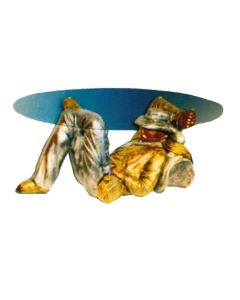 Glastisch mit rastendem Wanderer verkleinert