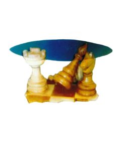 Glastisch mit Schachfiguren vergrößert