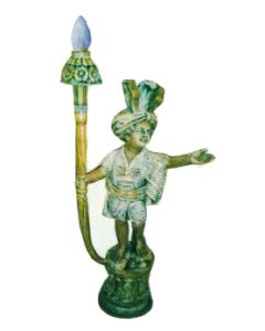 kleiner Mohr stehend mit Lampe verkleinert