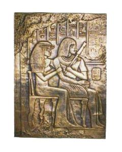 goldene Wandtafel mit Ägyptern lebensgroß