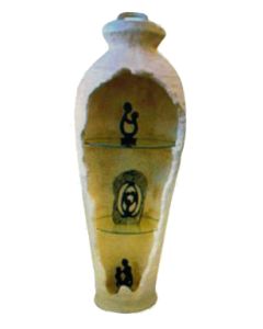 antike ägyptische Vase als Regal mit Glasböden lebensgroß