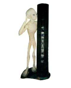 Alien mit hohem CD-Regal verkleinert