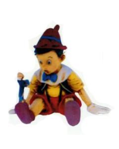 Pinocchio sitzend verkleinert