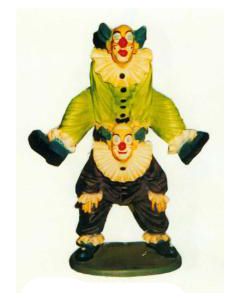 Clown springt über anderen Clown klein verkleinert