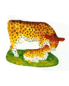 Kuh und Kalb stehend auf Wiese im Leopardendesign verkleinert