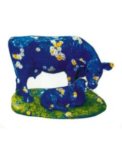 blaue Kuh mit Kalb auf Wiese mit vielen Blüten verkleinert