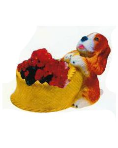 süßer Hund an Körbchen als Blumentopf verkleinert