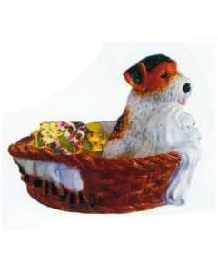 kleines Hundewelpen in Blumenkörbchen lebensgroß