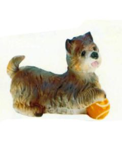 Cairn Terrier mit Ball lebensgroß