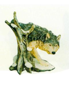 Wolf am Baumstamm lebensgroß