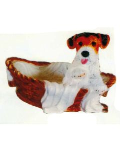 Jack Russell Terrier im Körbchen lebensgroß