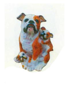 Bulldogge mit Welpen lebensgroß